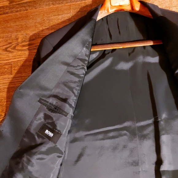 Hugo Boss suit - Picture 5 of 7
